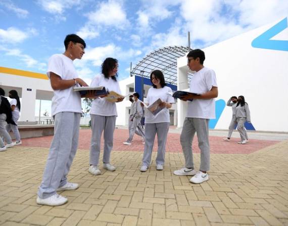 Estudiantes en el patio de una unidad educativa.
