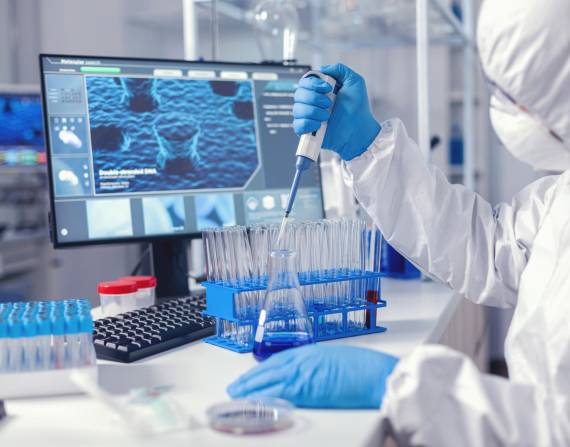 Investigador con pipetas en un laboratorio