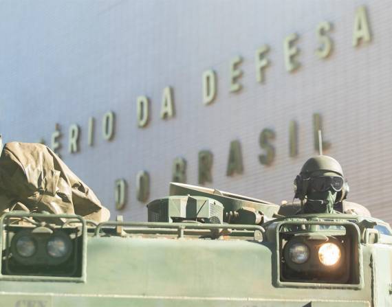 Un militar observa desde un tanque estacionado en la ciudad de Brasilia, en una fotografía de archivo. EFE/ Joédson Alves