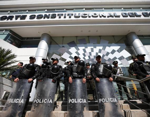 Fotografía de archivo en la que se registró a un escuadrón de la policía de Ecuador al custodiar la entrada principal de la sede de la Corte Constitucional.