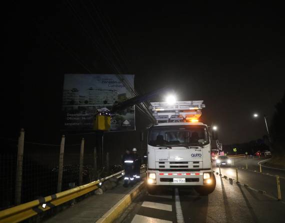 Retiro de vallas en una vía de Quito.