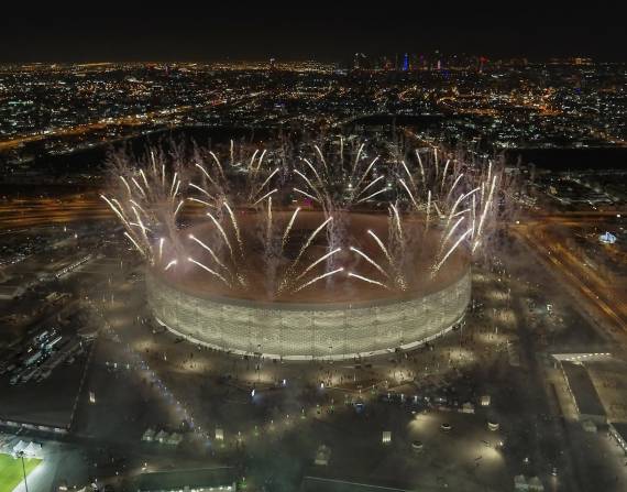 Vista nocturna del estadio Al Thumama en Doha, Qatar. A falta de 100 días para el inicio del Mundial de Catar