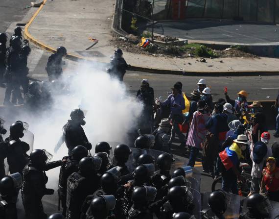 QUITO (ECUADOR), 23/06/2022.- Policías dispersan a manifestantes que tratan de llegar a la sede de la Asamblea Nacional hoy, en Quito (Ecuador). EFE/ José Jácome