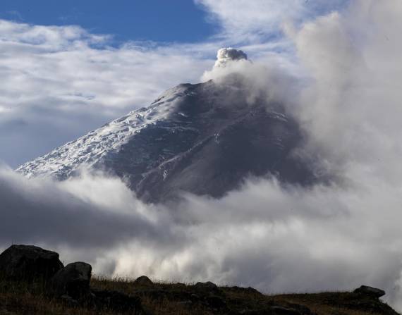 Fotografía de archivo del volcán Cotopaxi, desde los cantones Quito y Mejía, en Pichincha.