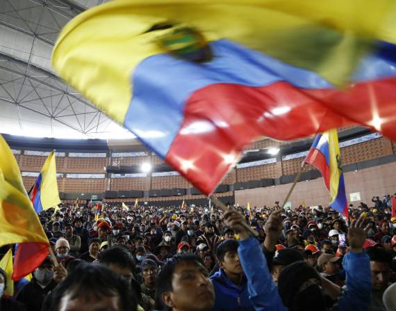 Indígenas celebran el fin del paro nacional ayer jueves en Quito (Ecuador). EFE/Santiago Fernández