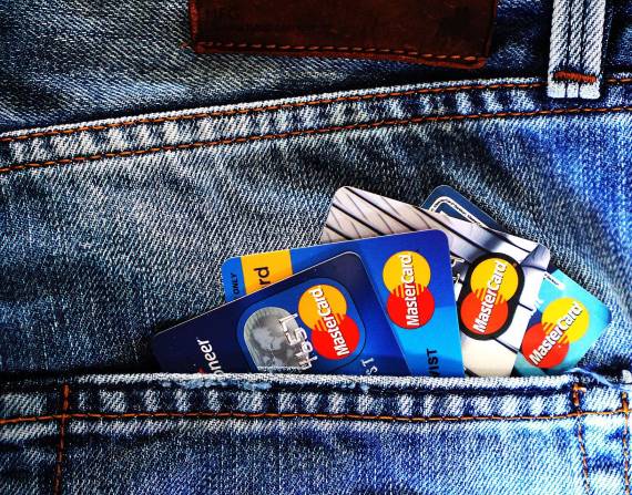 Imagen de varias tarjetas de crédito en el bolsillo de un pantalón. Foto: Pixabay/Referencial