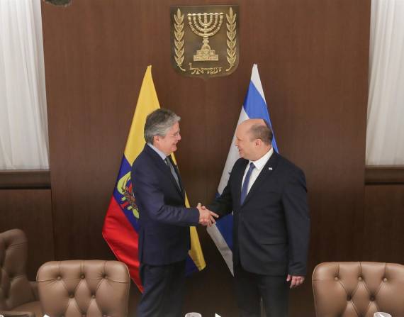 Guillermo Lasso (izquierda) junto al primer ministro israelí, Naftali Benet, durante una reunión.