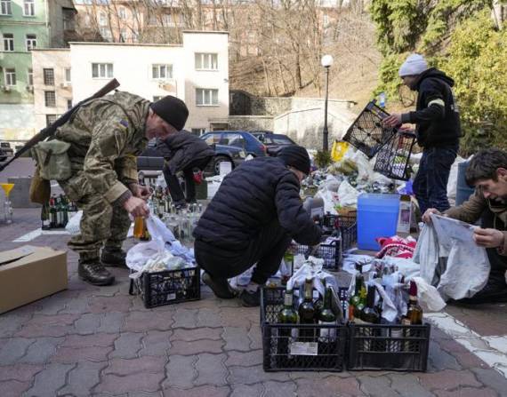 Miembros de la defensa civil preparan cocteles Molotov el domingo 27 de febrero en Kiev, Ucrania.