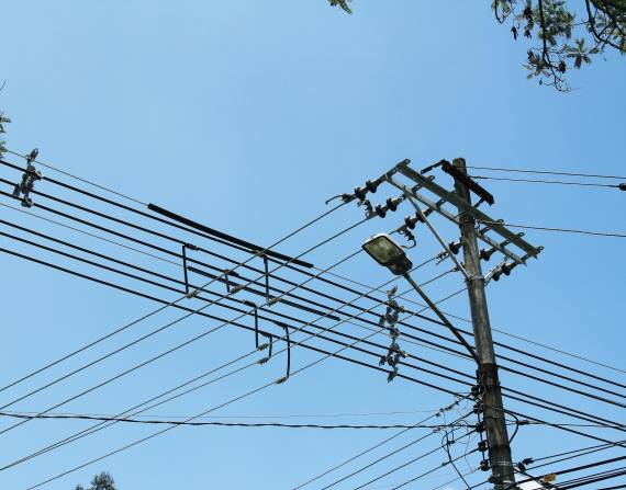 Imagen referencial de un poste de electricidad.