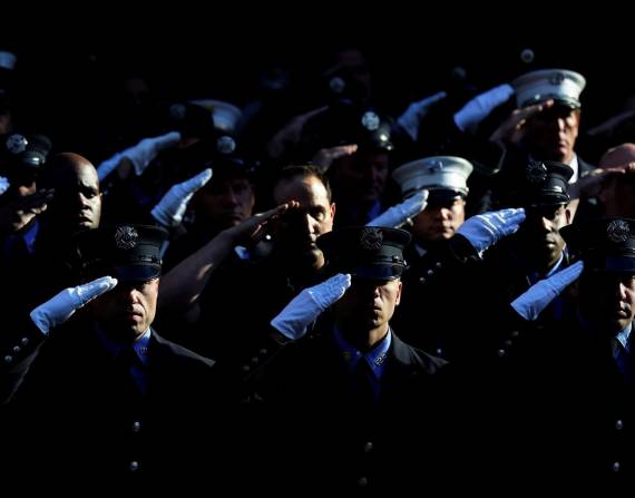 Integrantes del Departamento de Bomberos de Nueva York guardan un minuto de silencio en honor a los fallecidos durante el 11 de septiembre de 2021, este sábado en Nueva York (Estados Unidos).