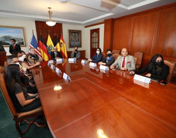 El vicecanciller Luis Vayas (centro) durante la reunión con los representantes de las ONG.