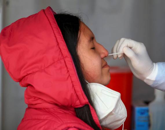 Fotografía de archivo de una mujer mientras se realiza una prueba PCR para detectar covid-19 en Quito (Ecuador). EFE/José Jácome