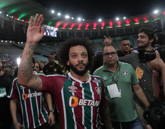 El jugador brasileño Marcelo saluda a la hinchada de Fluminense en la presentación de su regreso al club, en el estadio de Maracaná en Río de Janeiro (Brasil).