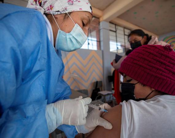 Fotografía de archivo en la que se registró a un niño al ser vacunado contra la covid-19, en un colegio de Quito (Ecuador). EFE/José Jácome
