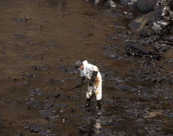 6.000 barriles de petróleo ha contaminado playas de varios distritos de Lima y Callao.
