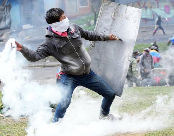 Un manifestante devuelve un bote de gas lacrimógeno durante los enfrentamientos con la policía en el centro de Quito, Ecuador, el viernes 24 de junio de 2022.