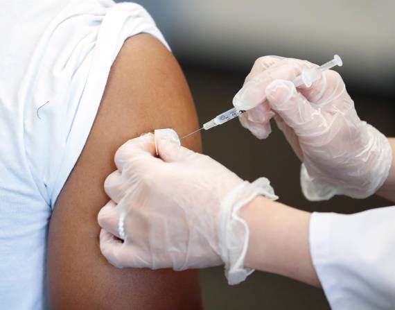 Se busca aprobar una tercera dosis para mantener la inmunización ante las nuevas variantes del virus.