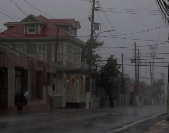 Más de 250.000 personas sin luz en Puerto Rico ante llegada de la tormenta Fiona, que está cerca de convertirse en huracán