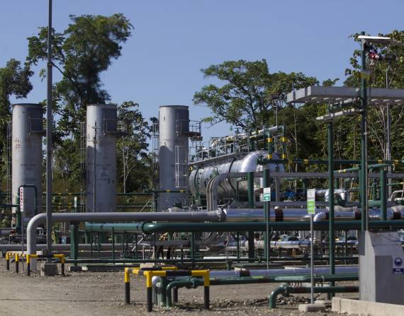 Para este 2022, Petroecuador prevé incorporar 100.000 barriles diarios adicionales a la producción, con una inversión de 437 millones de dólares. Fotografía de archivo. EFE/José Jácome