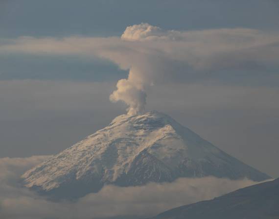 Fotografía del volcán Cotopaxi con una fumarola de vapor de agua, desde Quito (Ecuador). EFE/José Jácome