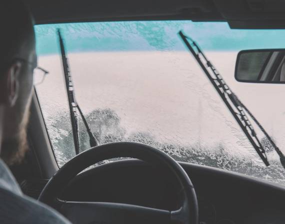 Imagen ilustrativa sobre la conducción de un vehículo bajo la lluvia.