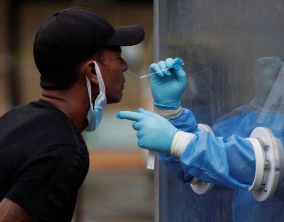 Un hombre se somete a una prueba hisopada de coronavirus.