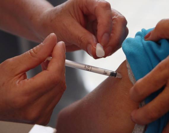 Imagen referencial para graficar una vacunación en Ecuador.