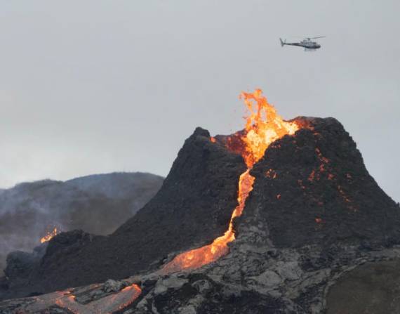 Las impresionantes imágenes de la erupción de un volcán en Islandia captadas por un riobambeño
