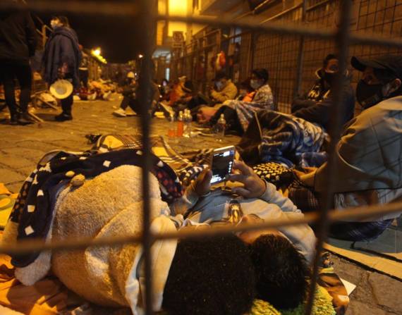 Ni el intenso frío de la madrugada los detuvo, las personas pernoctaron en busca de un turno para sacar su pasaporte.