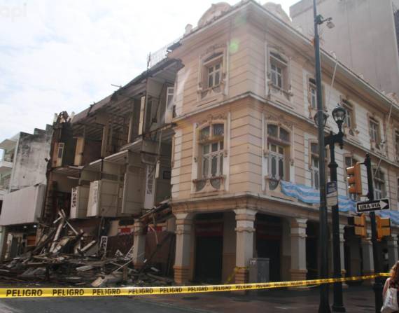 Una casa patrimonial en 9 de Octubre y Escobedo, centro de Guayaquil, sufrió daños en su fachada.