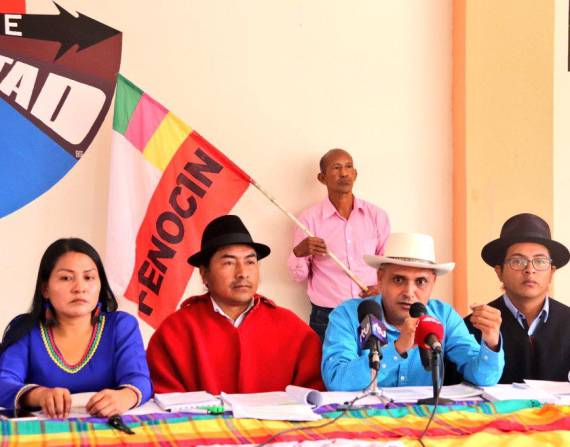 Leonidas Iza (poncho rojo), líder de la Conaie, durante la rueda de prensa.