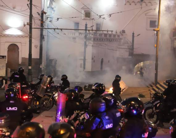 Policías motorizados estuvieron en la Plaza de Santo Domingo para dispersar a los manifestantes.
