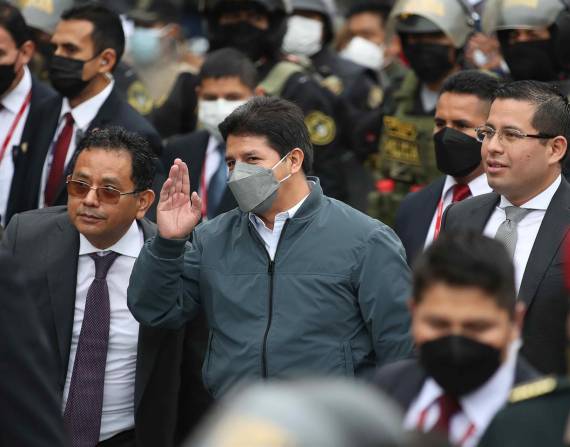 El presidente de Perú Pedro Castillo (centro) a su salida de la Fiscalía de la Nación, en Lima