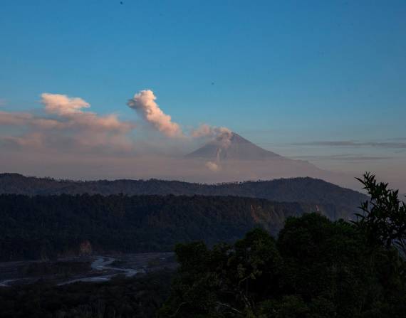 El volcán Sangay se encuentra activo y ha provocado la emisión de ceniza.