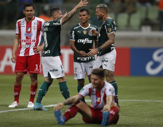 Rafael Navarro (d) de Palmeiras celebra su gol hoy, en un partido de la Copa Libertadores entre Palmeiras e Independiente Petrolero en el estadio Allianz Parque en Sao Paulo (Brasil). EFE/Fernando Bizerra