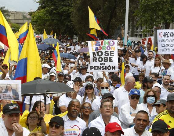 Miles de colombianos protestan contra el gobierno de Gustavo Petro por reformas económicas