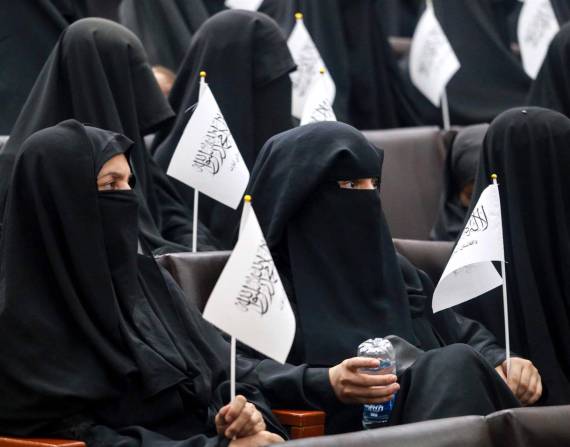 Unas estudiantes afganas escuchan una conferencia antes de participar en una manifestación a favor del nuevo régimen talibán en la Universidad de Shaheed Rabbani en Kabul, Afganistán.