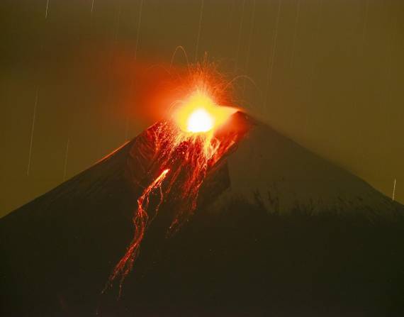 Vista de la actividad eruptiva del volcán Sangay, desde la parroquia San Isidro, en el Parque Nacional Sangay.