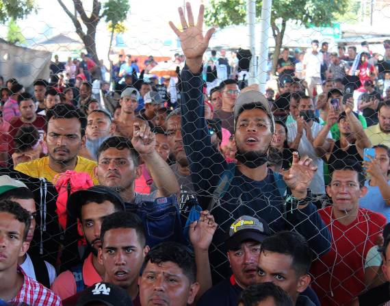 Vista de migrantes centroamericanos, a la espera de regularizar su situación migratoria en las instalaciones del Instituto Nacional de Migración (INM), hoy en la ciudad de Huixtla en el estado de Chiapas (México).