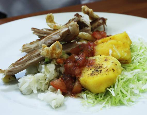 Detalle de un plato de Hornado, que hace parte de la muestra de gastronomía ecuatoriana en Bogotá.