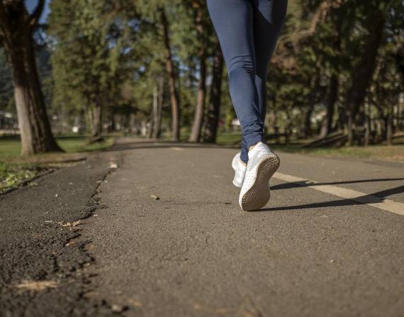 La caminata es uno de los ejercicios más comunues recomendado por los expertos en dietética y fitness.