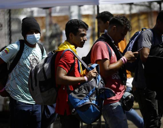 Migrantes esperan en un refugio temporal de Ciudad de Panamá, en una fotografía de archivo.
