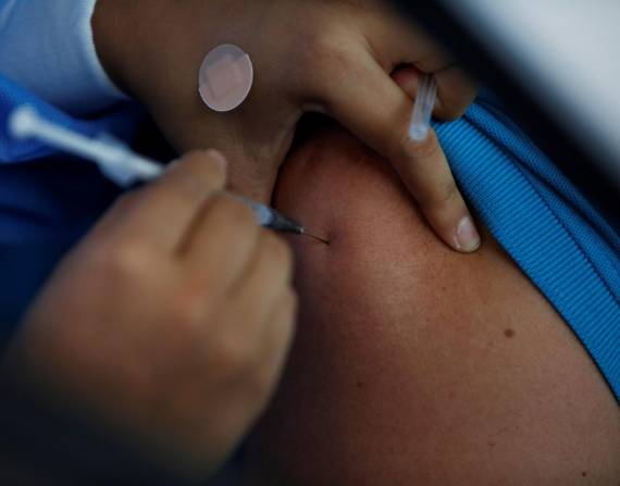 Una persona recibe una vacuna, en una fotografía de archivo. EFE/Bienvenido Velasco