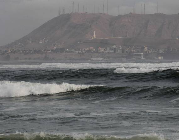Imagen de archivo del fuerte oleaje en las playas de la Costa Verde de Lima.