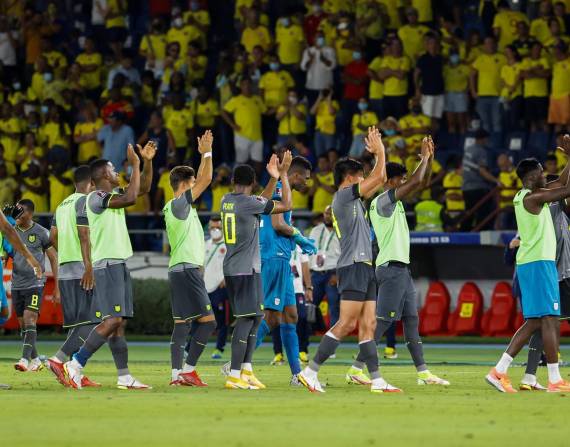 Los jugadores ecuatorianos aplauden tras la igualdad ante los 'cafeteros'.