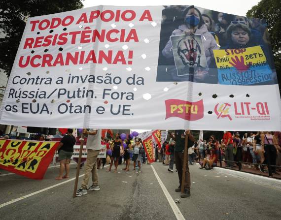Manifestantes marchan con pancartas durante protestas en el Día Internacional de la Mujer en São Paulo.