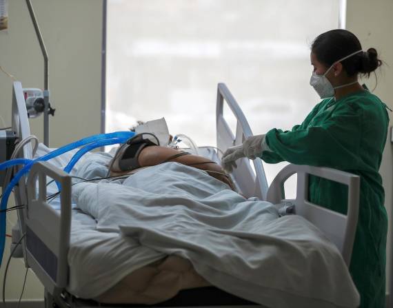 Vista de una integrante del equipo de salud mientras atiende a un paciente con covid-19, en la unidad de emergencia del hospital Iess del Sur en Quito. EFE