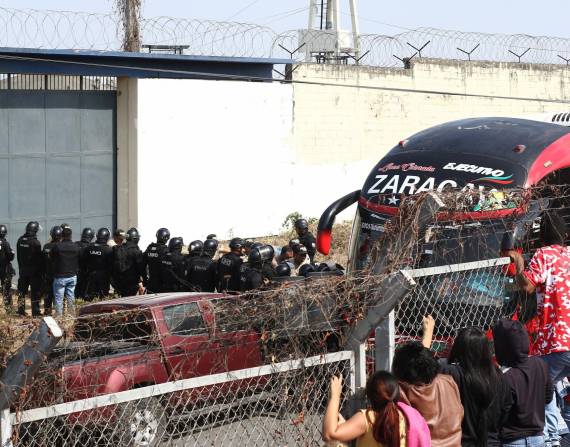 Guayaquil, jueves 03 de noviembre del 2022 Durante la tarde de este jueves varios PPL fueron trasladados desde la penitenciaria hasta el Centro de Privación de Libertad Regional.