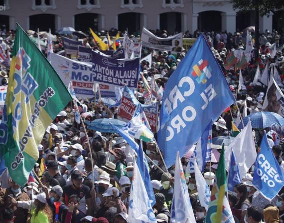 Los simpatizantes del mandatario se congregaron frente al Palacio de Gobierno, en el centro histórico de Quito.API