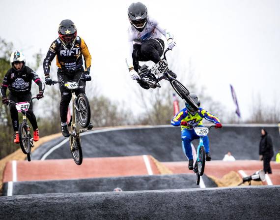 ciclista ecuatoriano obtuvo el Campeonato Estatal de BMX en Florida, Estados Unidos.